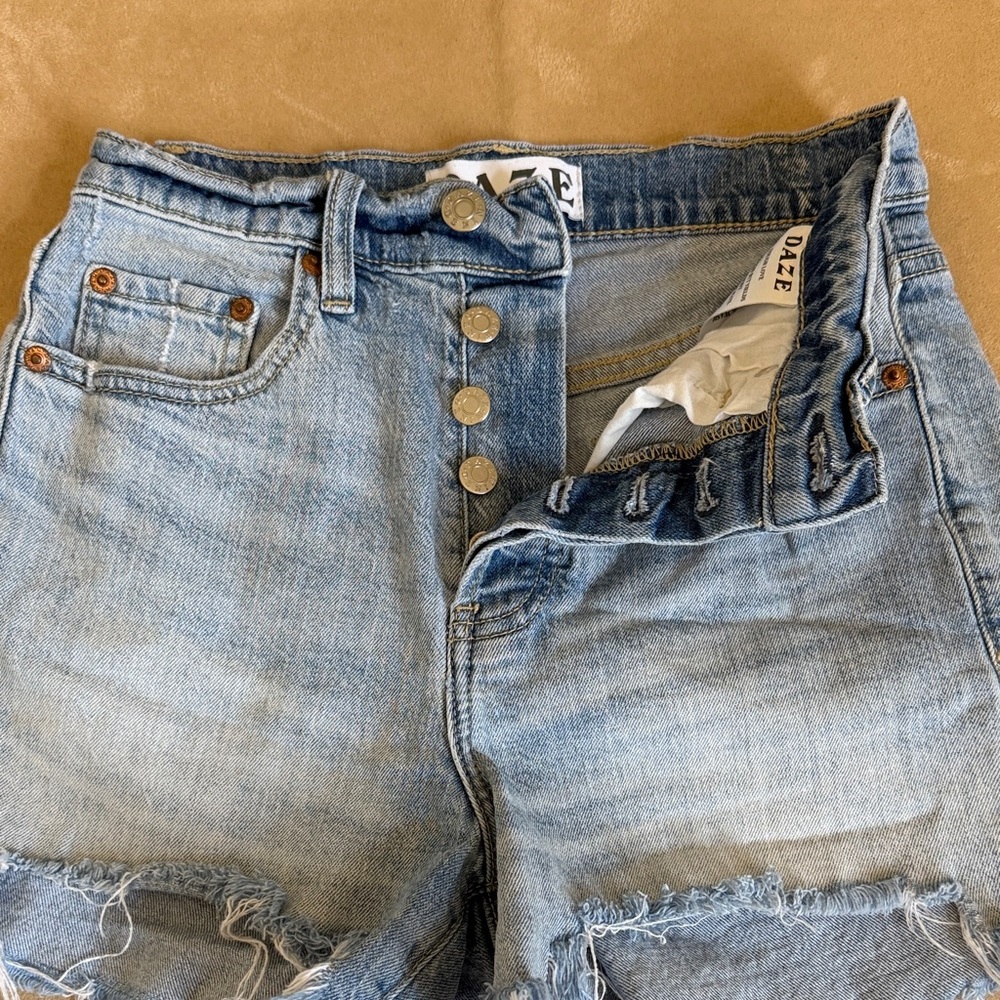 Daze  Tough Love Denim Frayed Hem Distressed Light Wash Women’s  Shorts Size 24 - Picture 6 of 11